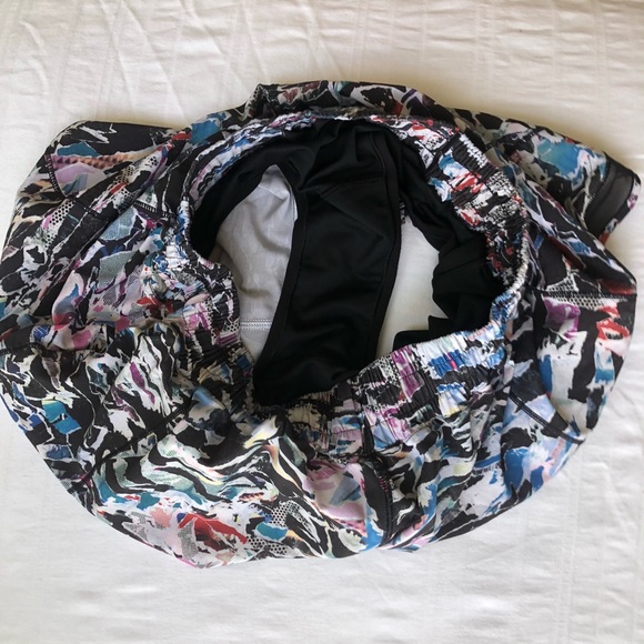 SOLD Lululemon Hotty Hot Shorts Size 8 Culture - Picture 7 of 7